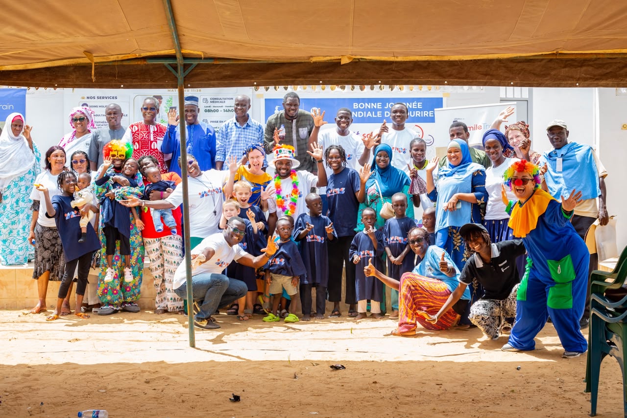 Participants réunis sous un abri lors de la Journée mondiale du sourire 2026 à Thiès