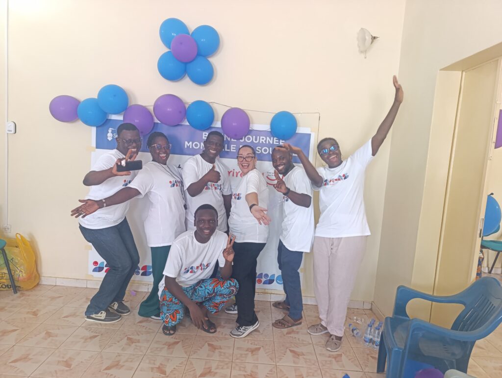 Participants réunis sous des ballons lors de la Journée mondiale du sourire 2026 à Thiès