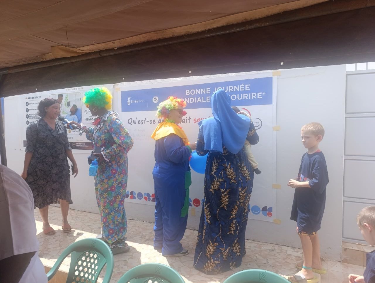 Participants et enfants lors de la Journée mondiale du sourire 2026 à Thiès